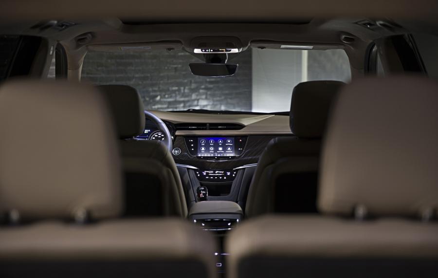 Интерьер Cadillac XT6 Luxury 2019 года  (фото 11 из 39)